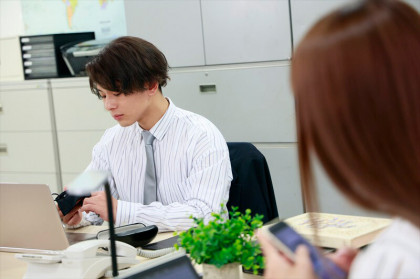 推しの裏垢男子は部下!? 推し活がバレてイジめられちゃうOL♪｜サンプル画像3