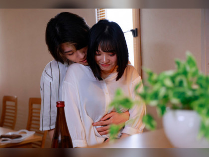 寝落ちた友達の横で☆イチャつき不足の同棲カップルが声ガマンH｜チャプター1サンプル画像