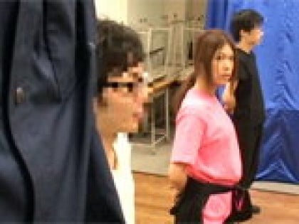 視線を送ってくる養成所の女子生徒と更衣室で2人きり｜サンプル画像2