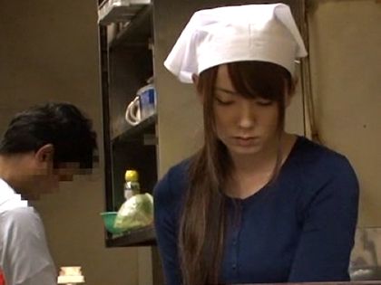 旦那にバレてもSEX続行!!客に襲われるラーメン屋の若妻｜サンプル画像2