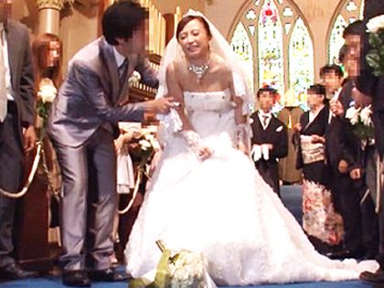 結婚式で花嫁に失禁するまでリモコンバイブ痴○＆ぶっかけ輪○！｜サンプル2