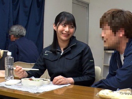 倉庫勤務中の地味巨乳妻を襲ったら騎乗で精子搾取されちゃった｜サンプル1