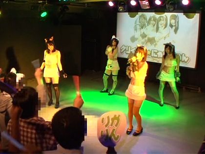 大量潮吹き███！4人組アイドルグループ全員が█される!!｜サンプル1