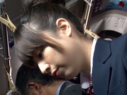 バス██に狙われた巨乳JK 腰をクネらせて絶頂！｜サンプル1