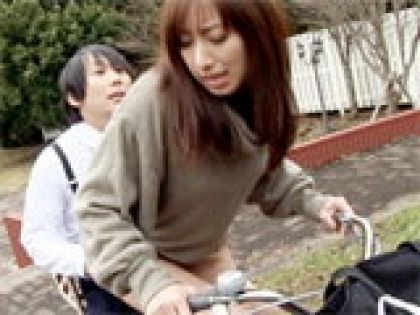「ママのアソコに入った!」自転車で起きたまさかの近親相姦☆｜サンプル画像1