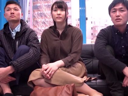 外には旦那が！マジックミラー号で義弟と生ハメしちゃう人妻たち｜サンプル1