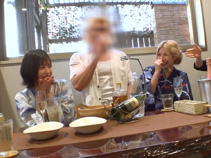 ママ友旅行で乱交☆2人でジュルジュルち○ぽに吸い付くフェラ♪｜サンプル画像1