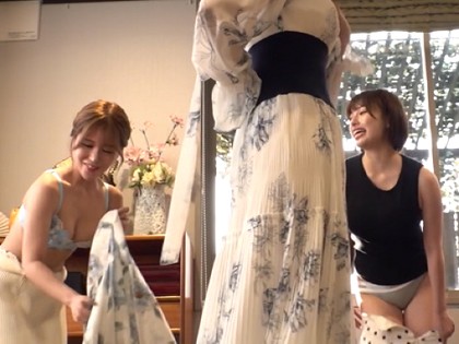 ママ友旅行で乱交☆潮吹き＆ハメ潮しまくる2人のパイパンママ♪｜サンプル画像1