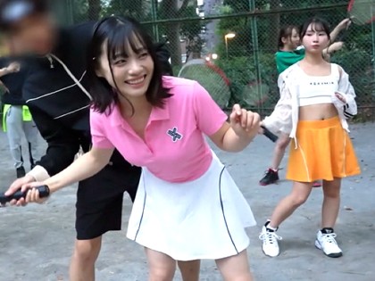 テニサー女子が乱交Party☆パイパン＆剛毛マ○コにドピュッ！｜サンプル画像1