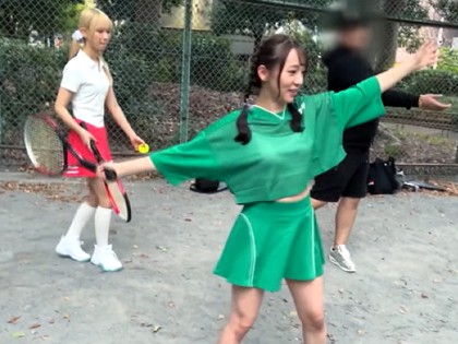 テニサー女子が乱交Party☆ベッドをびしょ濡れにするW潮吹き娘♪｜サンプル画像1