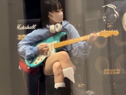 ███のせいでされるがままな黒髪軽音ガールに精子3発射！｜サンプル画像1