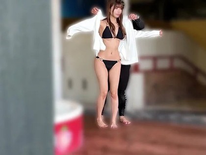 彼氏とイチャつくビキニ娘をロックオン！ヤリ部屋で連続ハメ！｜サンプル画像1