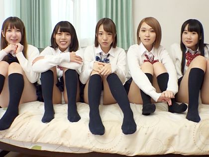 自宅へ遊びに来たJK5人にパンチラで誘惑されてH♪｜サンプル1