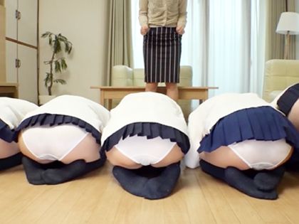 自宅へ遊びに来たJK5人にパンチラで誘惑されてH♪｜サンプル2