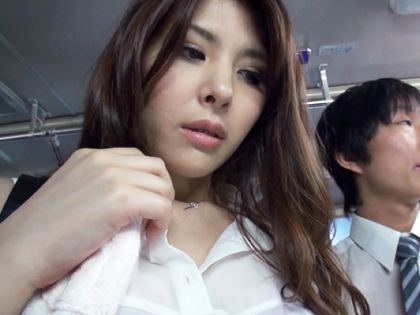 満員バスで汗だく透けブラに勃起したら…逆にチ○ポ握られてSEX｜サンプル1