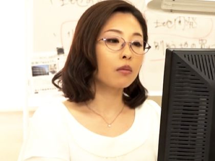 憧れの人妻上司にイタズラ 両思いになってハメ潮SEX｜サンプル1