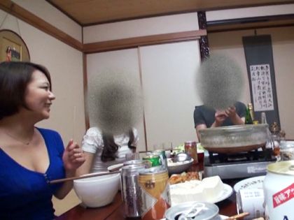 鍋パで同僚達に寝取られた!?巨乳妻ハメ撮り連続中出し｜サンプル2