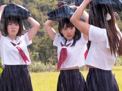 雨宿りのJK3人をビショ濡れのまま中出しレ○プ！｜サンプル1