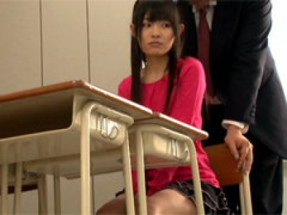 盗撮!女生徒にイタズラする教頭先生｜サンプル1