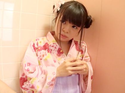 たまらず失禁！公衆トイレで中出し███される浴衣ロリ少女｜サンプル1