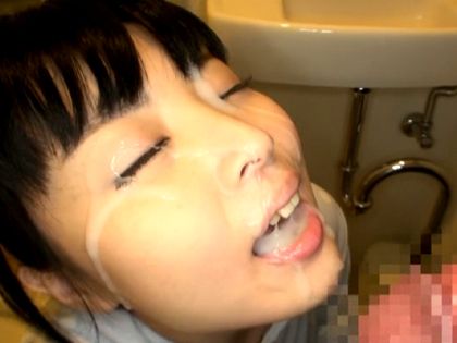 チ○ポにしゃぶりつく少女の顔にオジサンたちが大量ブッカケ☆｜サンプル6