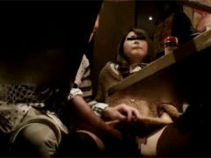 声を押し殺しバレないよう淫らに感じまくり…｜サンプル1