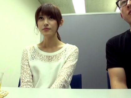 人がいようと関係なし!?どこでもベロチュウしちゃうお姉さん♪｜サンプル1