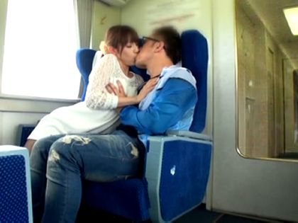 人がいようと関係なし!?どこでもベロチュウしちゃうお姉さん♪｜サンプル5