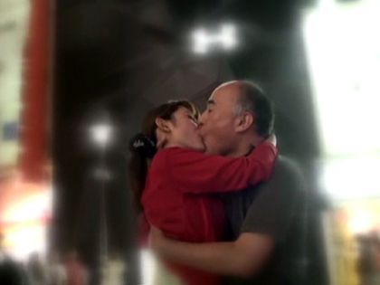 人がいようと関係なし!?どこでもベロチュウしちゃうお姉さん♪｜サンプル1