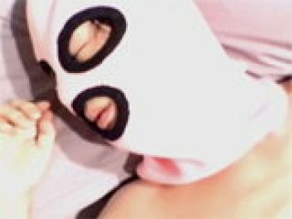 マスクを着けさせられ玩具でアナル責め