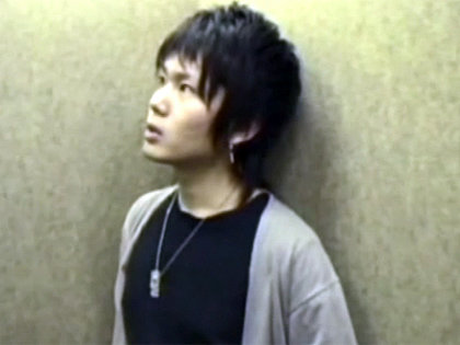 出会い系で知り合った男の子と暗闇で絡み合う！