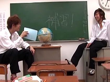男子校生たちが教室でちん○ん遊び♪