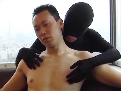 短髪男子と黒タイツ男がオモチャ使ってSEXバトル