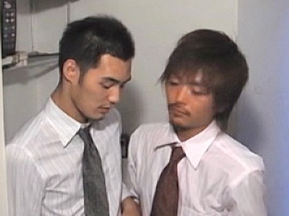 上司と部下が勤務中にこっそりトイレFUCK