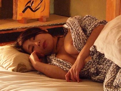 出張先で同僚と相部屋に！巨乳にムラムラして夜這いしたら…