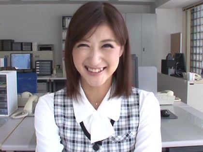 無人のオフィスでチ○ポをむさぼる笑顔の可愛いOL