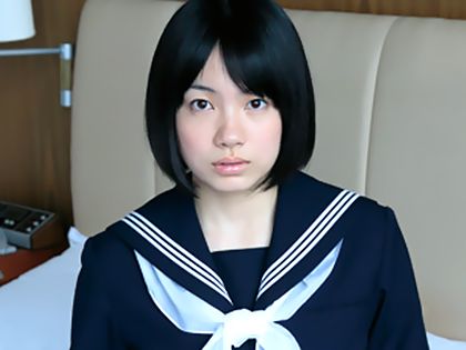 一見ウブそうで実はH♪ムチムチな黒髪JKとSEX