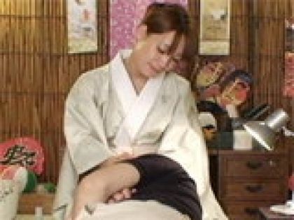 耳かき店で愛人契約を迫られた人妻