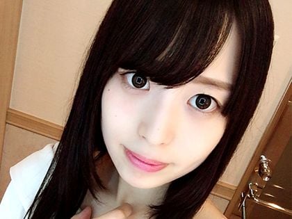 手コキしながら笑顔でピース☆ツルツルマ○コの黒髪娘とハメ撮り