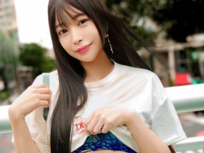 下着をズラしてズブッ！人気配信者のマ○コに精子を発射☆