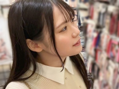 オモチャを買って即使用！デート中からエロい事を始めるカップル