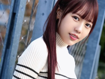 腹チラがそそる！スポーティーな下着が似合うパイパン彼女♪