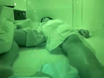 カプセルホテルで寝ている客にイタズラ手コキ♪