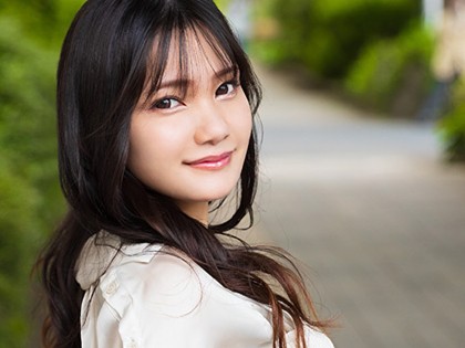 挿入されながらクリオナ！ハーフな人妻は別居生活で欲求不満