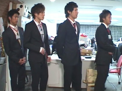 新入男子社員がオフィスで全裸研修