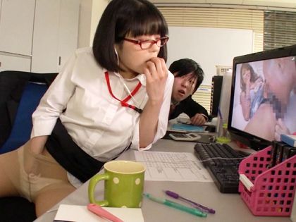 地味なメガネっ娘が会社でオナニーしてたからハメちゃった♪