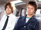 2人の男子が車内や野外でご奉仕フェラ