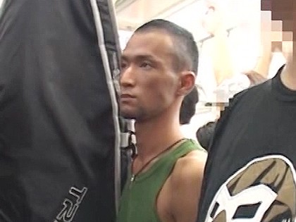 日焼けサーファーを集団██！電車で3P███